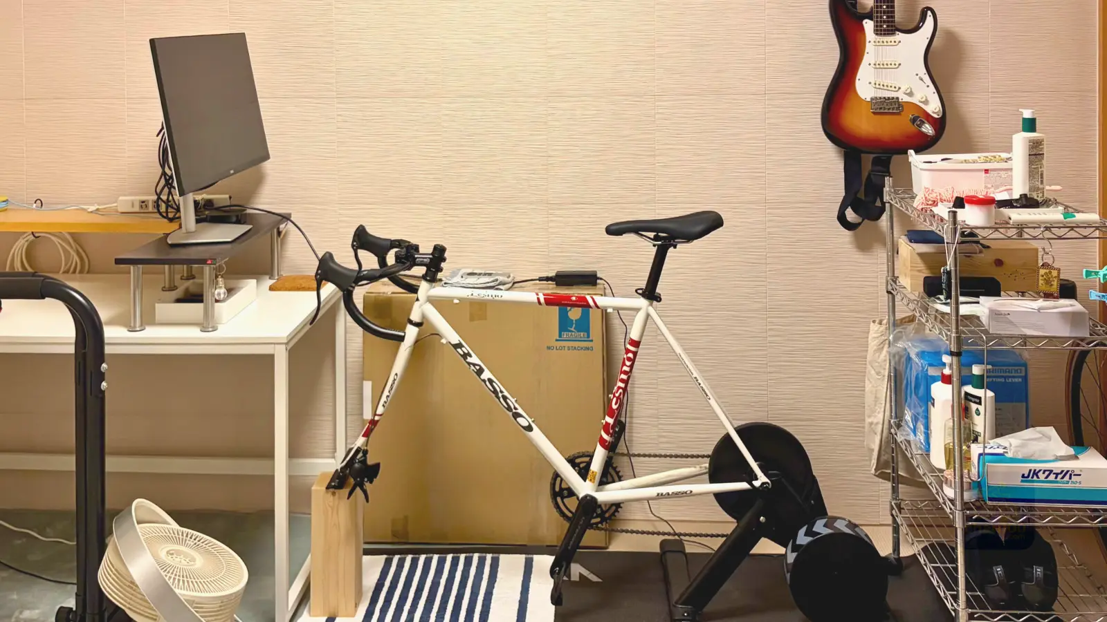 自転車とギターのある部屋