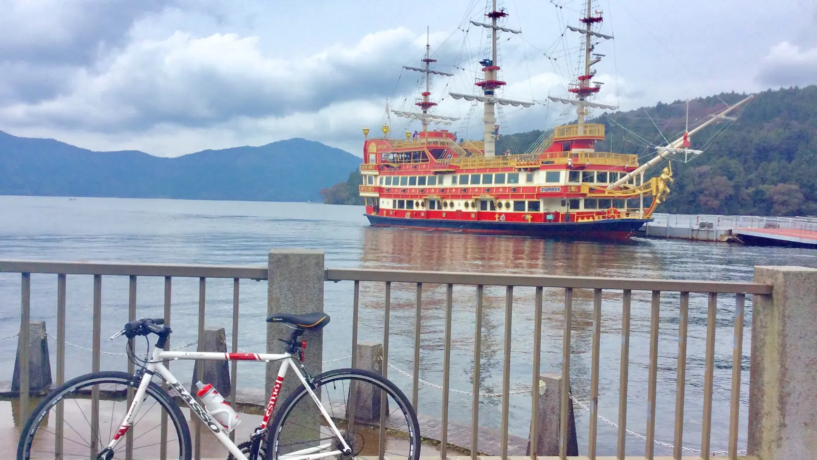 芦ノ湖とクロスバイクレスモ