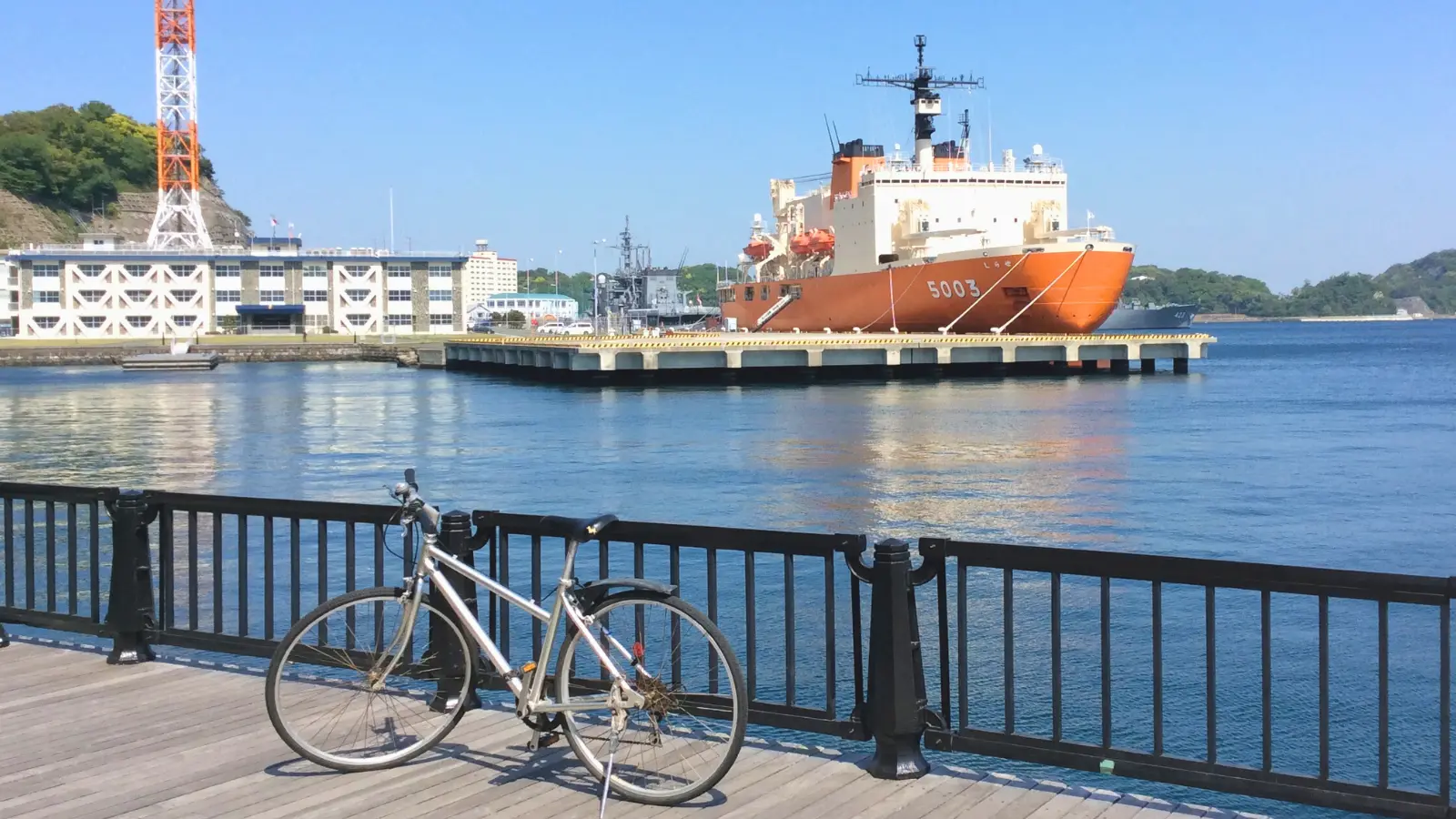 横須賀港のむつと自転車