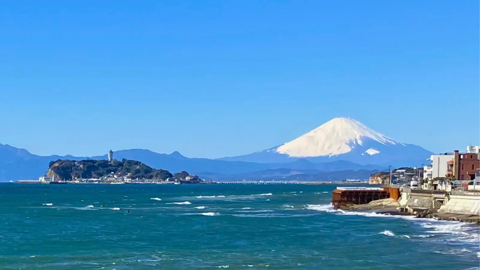国道134号からの江の島と富士山