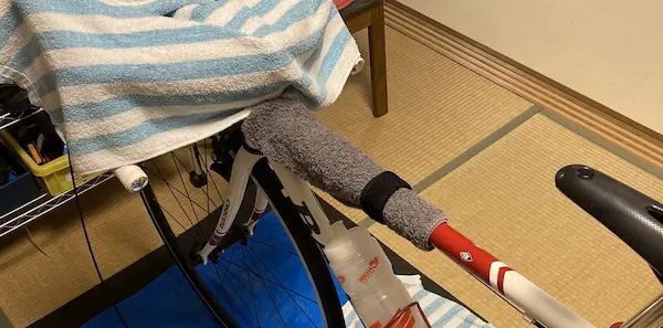 自転車フレームにタオルを巻いている画像