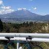 足柄峠近くの富士山と自転車の画像