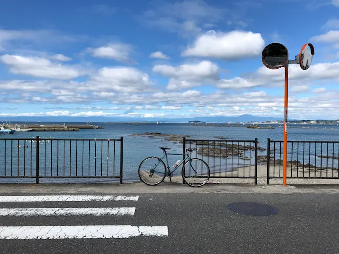 クロスバイクと海