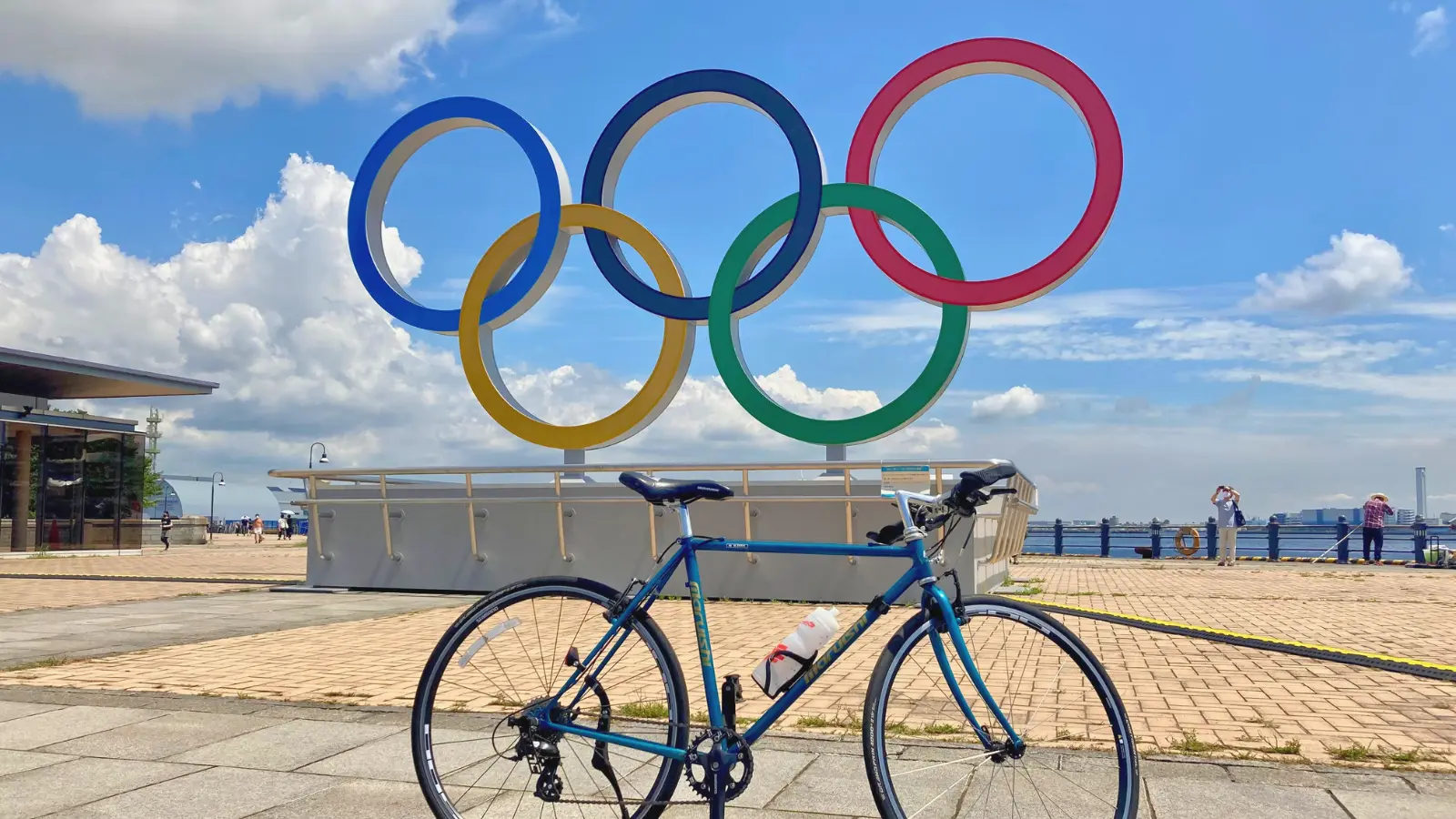 オリンピックマークと丸石のクロスバイク
