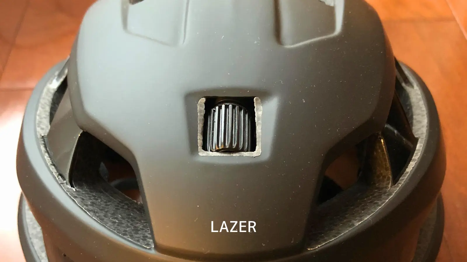 LAZERヘルメット頭頂部のダイヤル