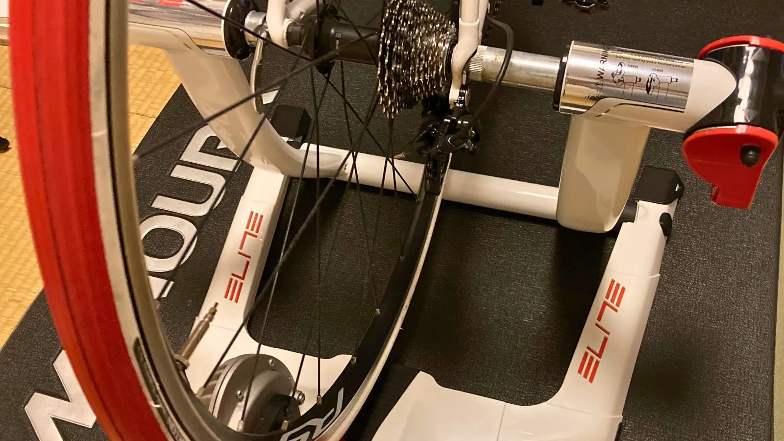 EliteのQubo Fluidサイクルトレーナー