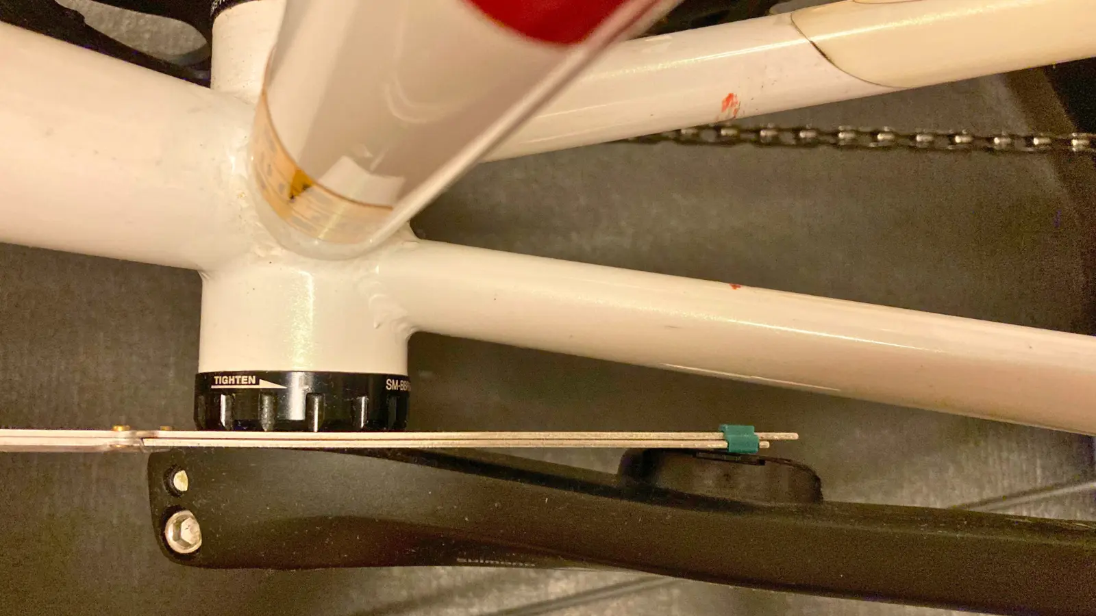 4iiiiパワーメーターの電池ボックスの出っ張り