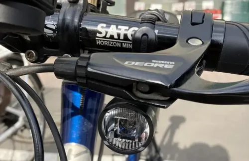 吊り下げ式の自転車ライト、GVOLT70を紹介する画像