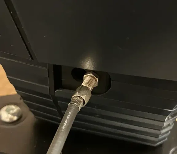 調整が完了した負荷ケーブル接続部。ねじが締まりケーブルがまっすぐ伸びている