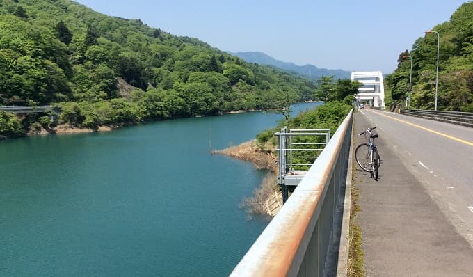 宮ケ瀬湖と自転車の画像