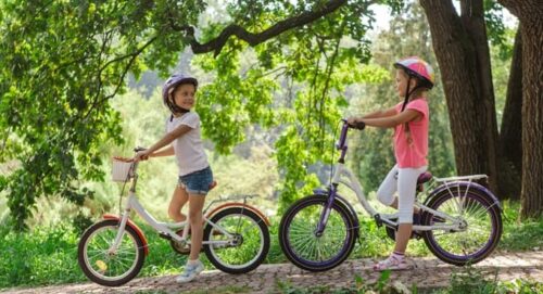 自転車で遊んでいる子どもたち