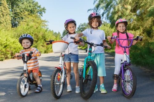 自転車で遊んでいる子どもたち