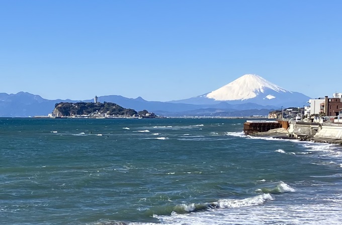 稲村ヶ崎から見た江の島と富士山