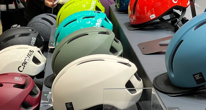 OGKのスポーツヘルメット