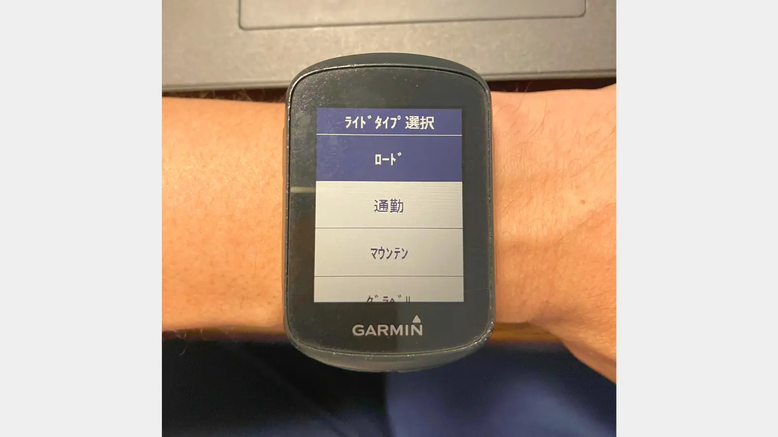 Garmin Edge 130Plusを手首に乗せた画像