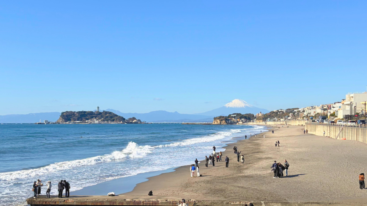 七里ガ浜からの見た富士山と江の島