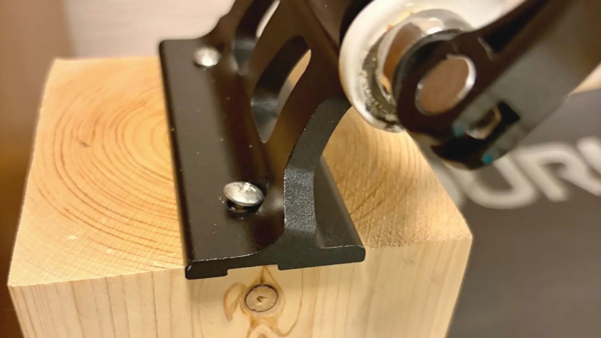 木材にフロントフォークを固定してある画像