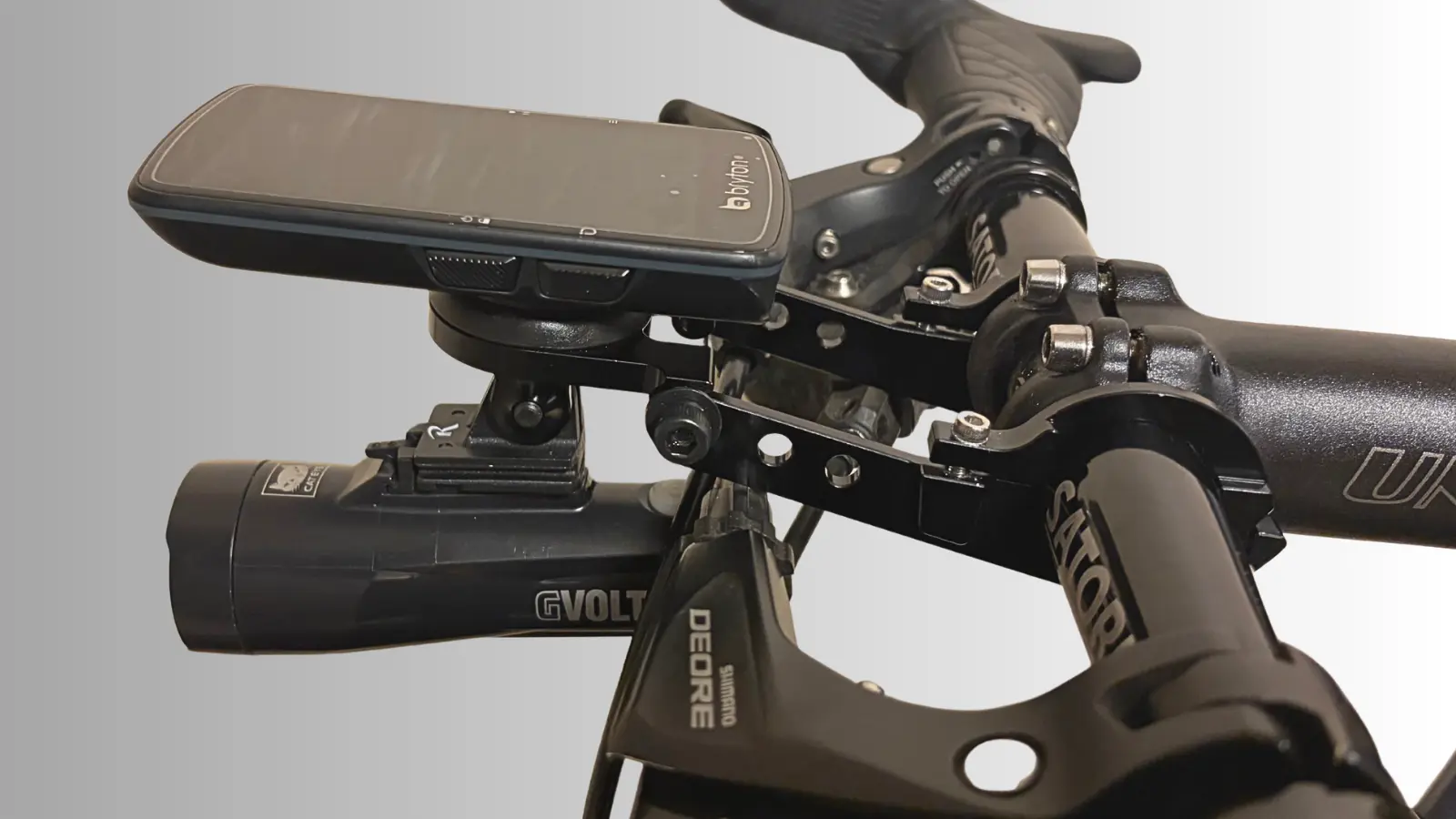 Bryton S810をRECマウントでクロスバイクに取り付けた画像