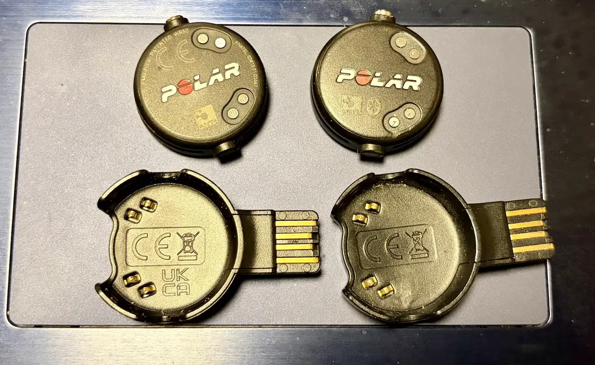 Polar Verity Senseの新旧比較。左が新品、右が4年使って塗装が薄くなった個体