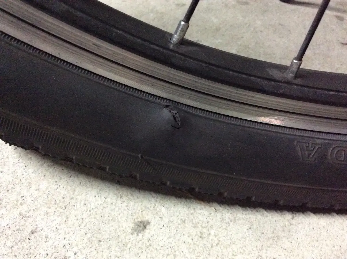 バーストして穴が開いたMTBのタイヤ